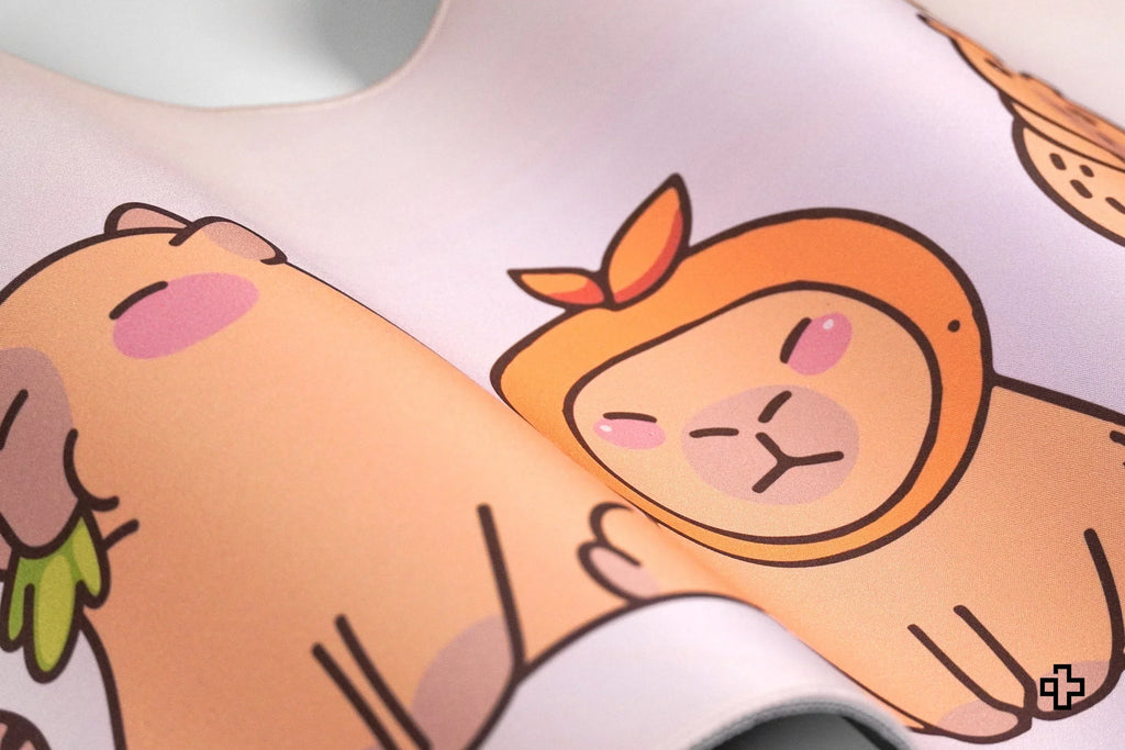 QwertyKey Capybara gamer asztali egérpad, vízálló, varrott szélek, 4 mm, csúszásmentes gumitalp