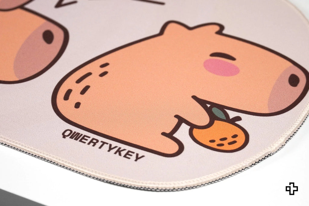 QwertyKey Capybara gamer asztali egérpad, vízálló, varrott szélek, 4 mm, csúszásmentes gumitalp