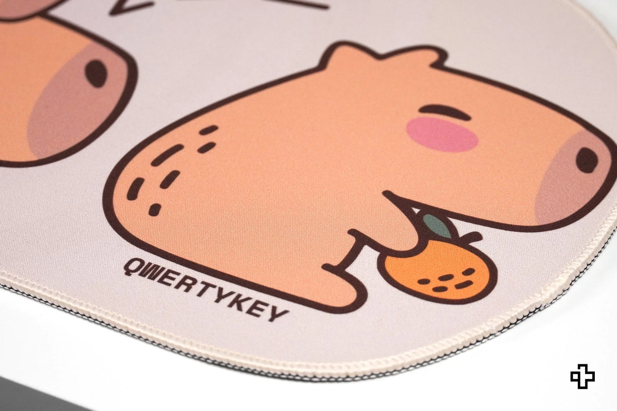 QwertyKey Capybara gamer asztali egérpad, vízálló, varrott szélek, 4 mm, csúszásmentes gumitalp