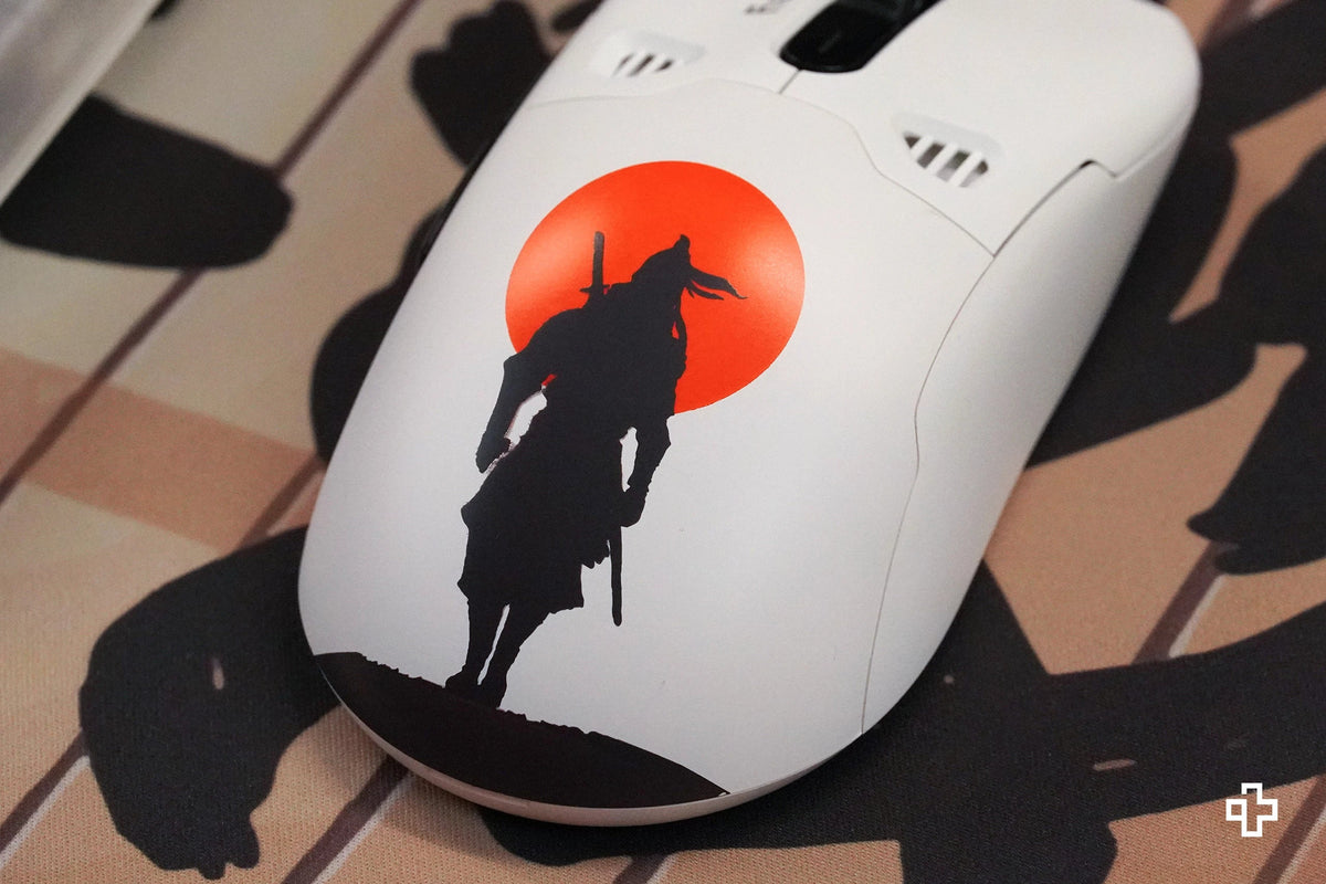 QKM1 Striker White egérburkolat