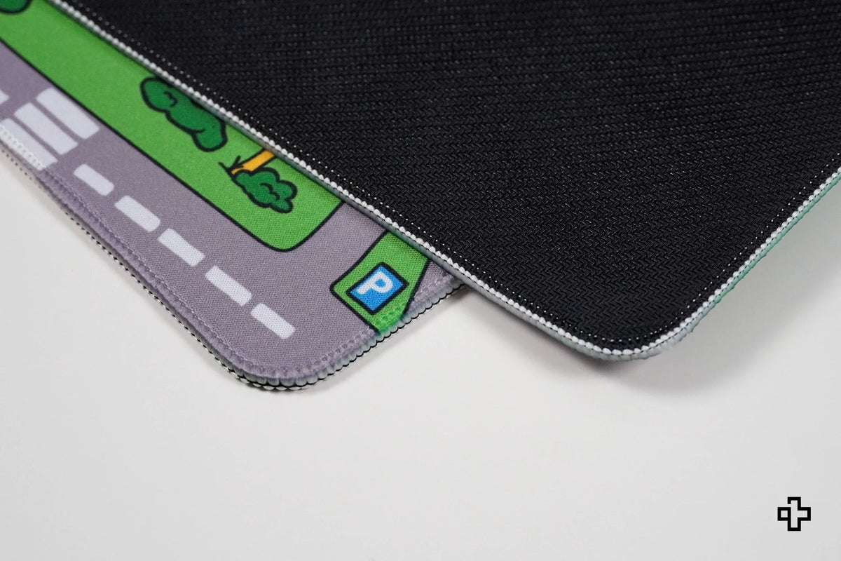QwertyKey Nostalgia Busy Town gamer asztali egérpad, vízálló, varrott szélek, 4 mm, csúszásmentes gumitalp