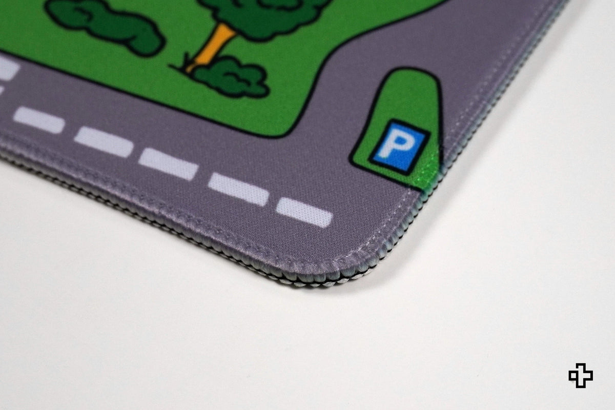 QwertyKey Nostalgia Busy Town gamer asztali egérpad, vízálló, varrott szélek, 4 mm, csúszásmentes gumitalp