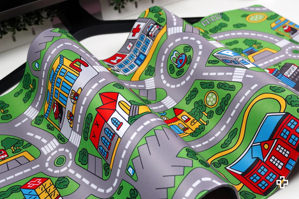 QwertyKey Nostalgia Busy Town gamer asztali egérpad, vízálló, varrott szélek, 4 mm, csúszásmentes gumitalp