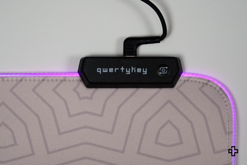 QwertyKey Sharingan Eye RGB gamer asztali egérpad, vízálló, varrott szélek, 4 mm, csúszásmentes gumitalp