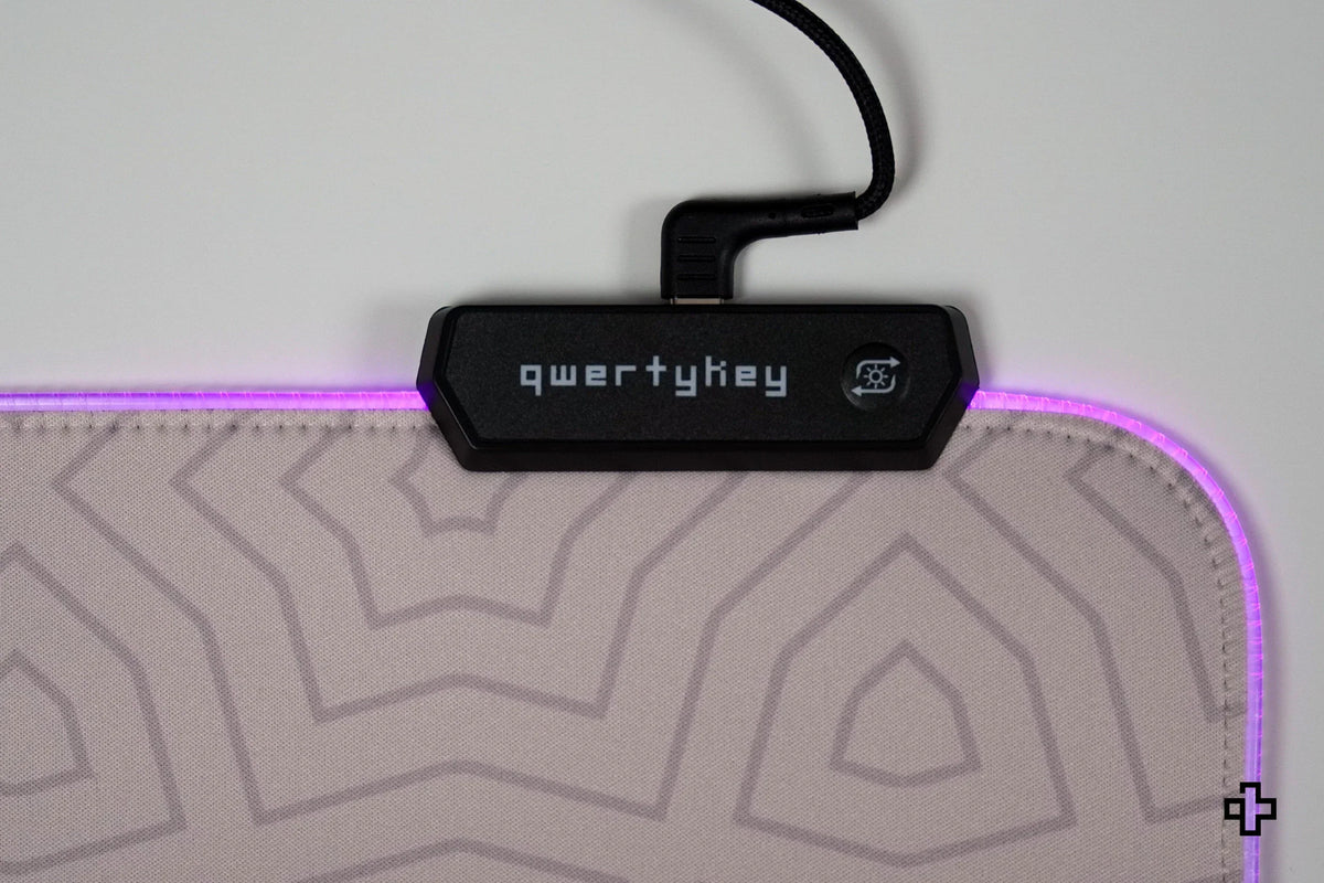 QwertyKey Sharingan Eye RGB gamer asztali egérpad, vízálló, varrott szélek, 4 mm, csúszásmentes gumitalp