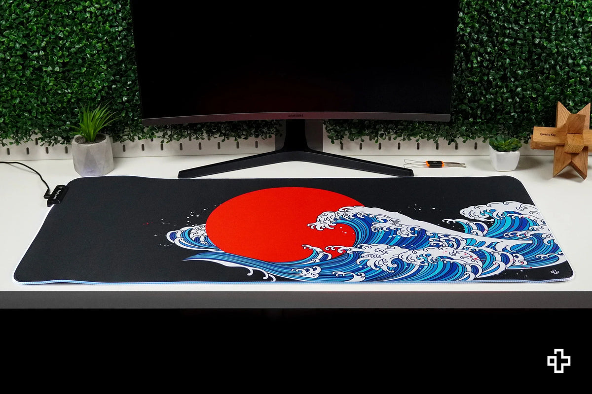 QwertyKey JapanWave RGB gamer asztali egérpad, vízálló, varrott szélek, 4 mm, csúszásmentes gumitalp