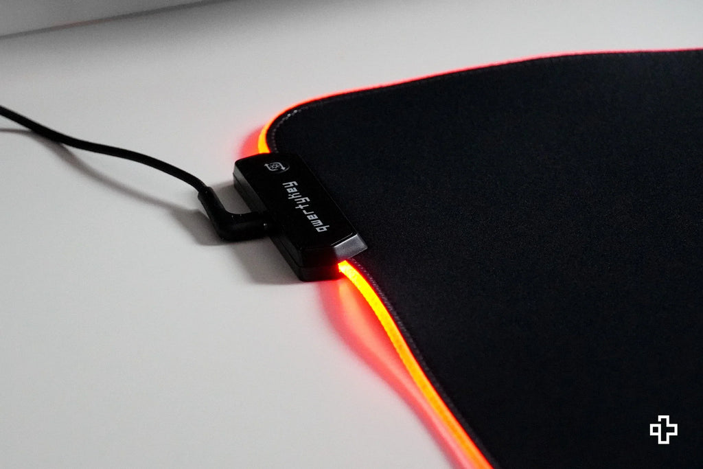 QwertyKey JapanWave RGB gamer asztali egérpad, vízálló, varrott szélek, 4 mm, csúszásmentes gumitalp