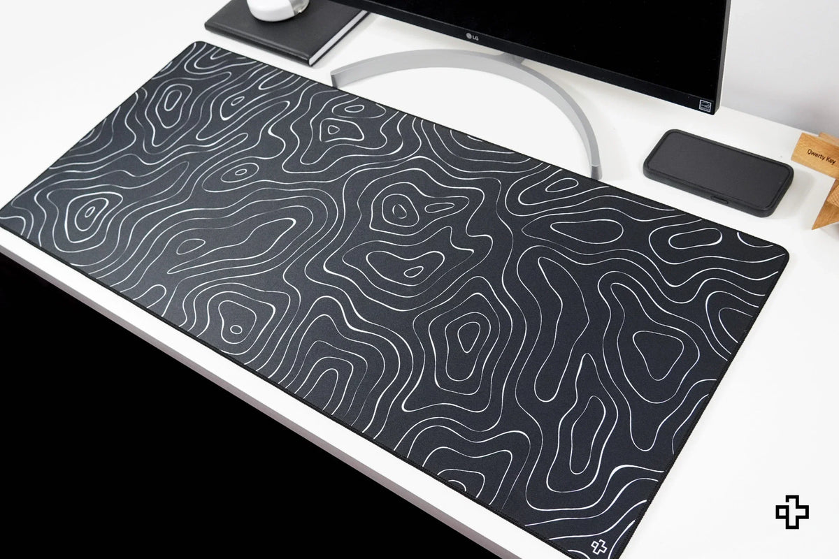 QwertyKey Topographic Black gamer asztali egérpad, vízálló, varrott szélek, 4 mm, csúszásmentes gumitalp