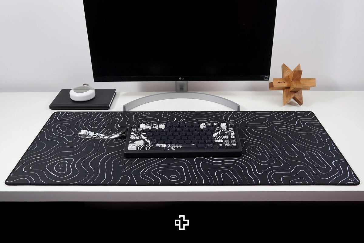 QwertyKey Topographic Black gamer asztali egérpad, vízálló, varrott szélek, 4 mm, csúszásmentes gumitalp