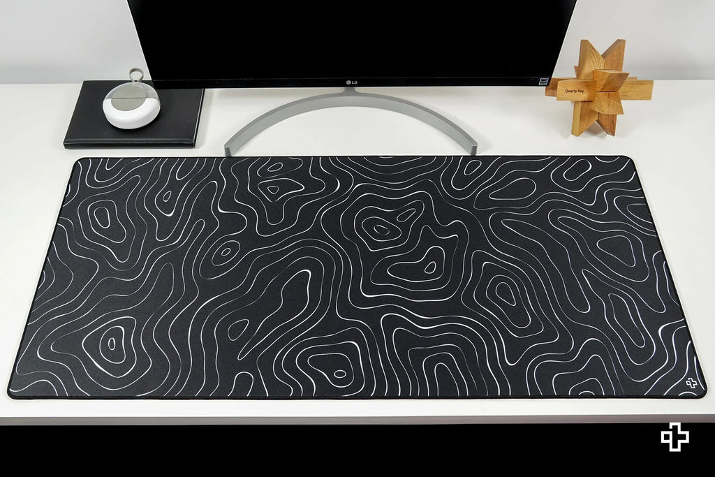 QwertyKey Topographic Black gamer asztali egérpad, vízálló, varrott szélek, 4 mm, csúszásmentes gumitalp