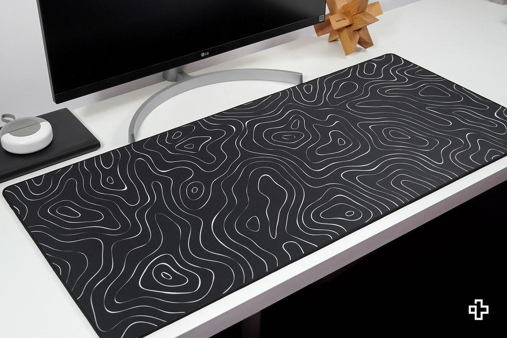 QwertyKey Topographic Black gamer asztali egérpad, vízálló, varrott szélek, 4 mm, csúszásmentes gumitalp