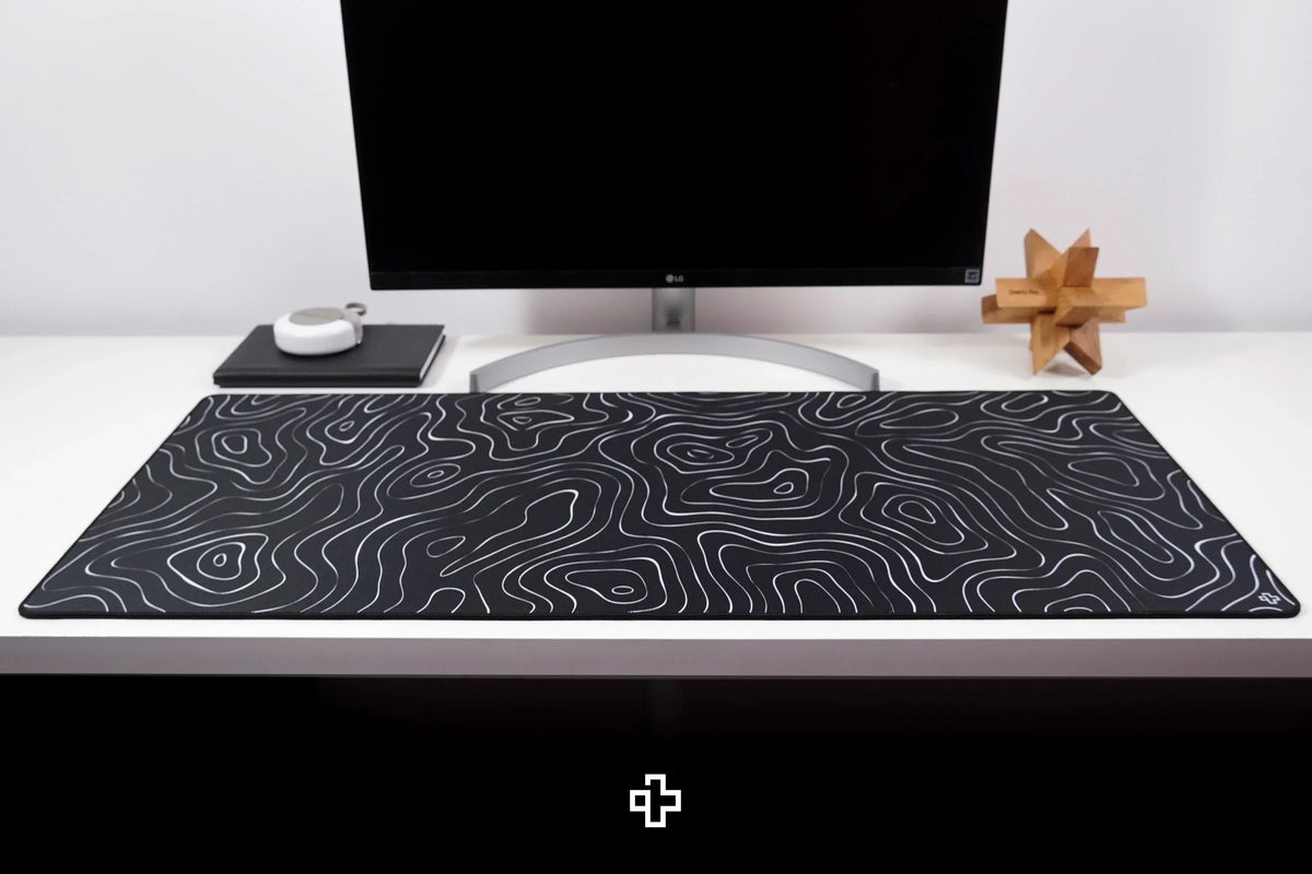 QwertyKey Topographic Black gamer asztali egérpad, vízálló, varrott szélek, 4 mm, csúszásmentes gumitalp