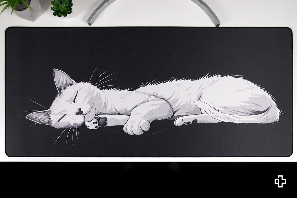 QwertyKey Black Cat gamer asztali egérpad, vízálló, varrott szélek, 4 mm, csúszásmentes gumitalp