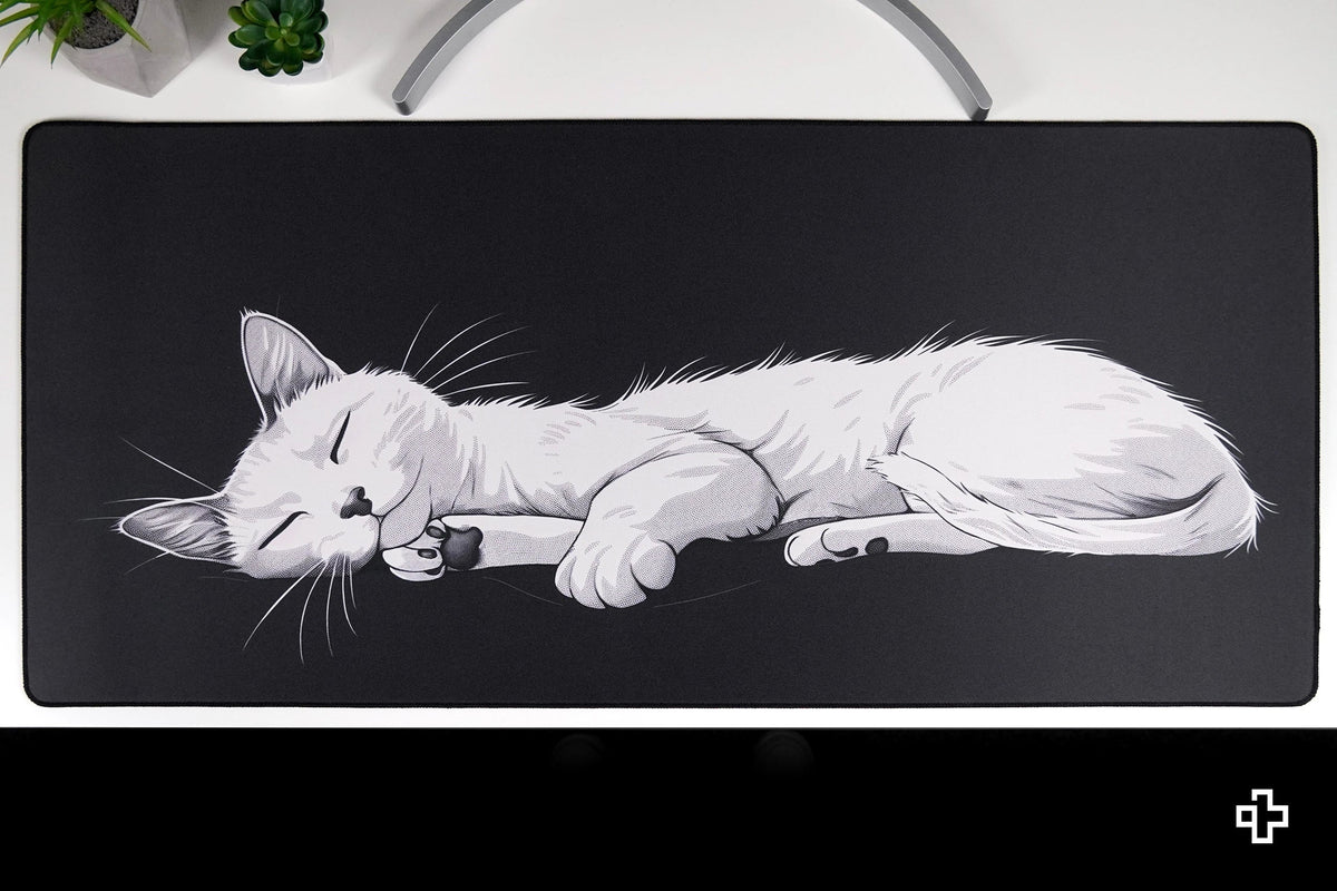QwertyKey Black Cat gamer asztali egérpad, vízálló, varrott szélek, 4 mm, csúszásmentes gumitalp