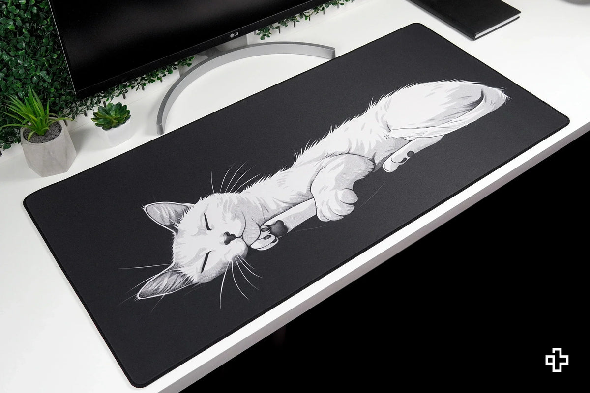 QwertyKey Black Cat gamer asztali egérpad, vízálló, varrott szélek, 4 mm, csúszásmentes gumitalp