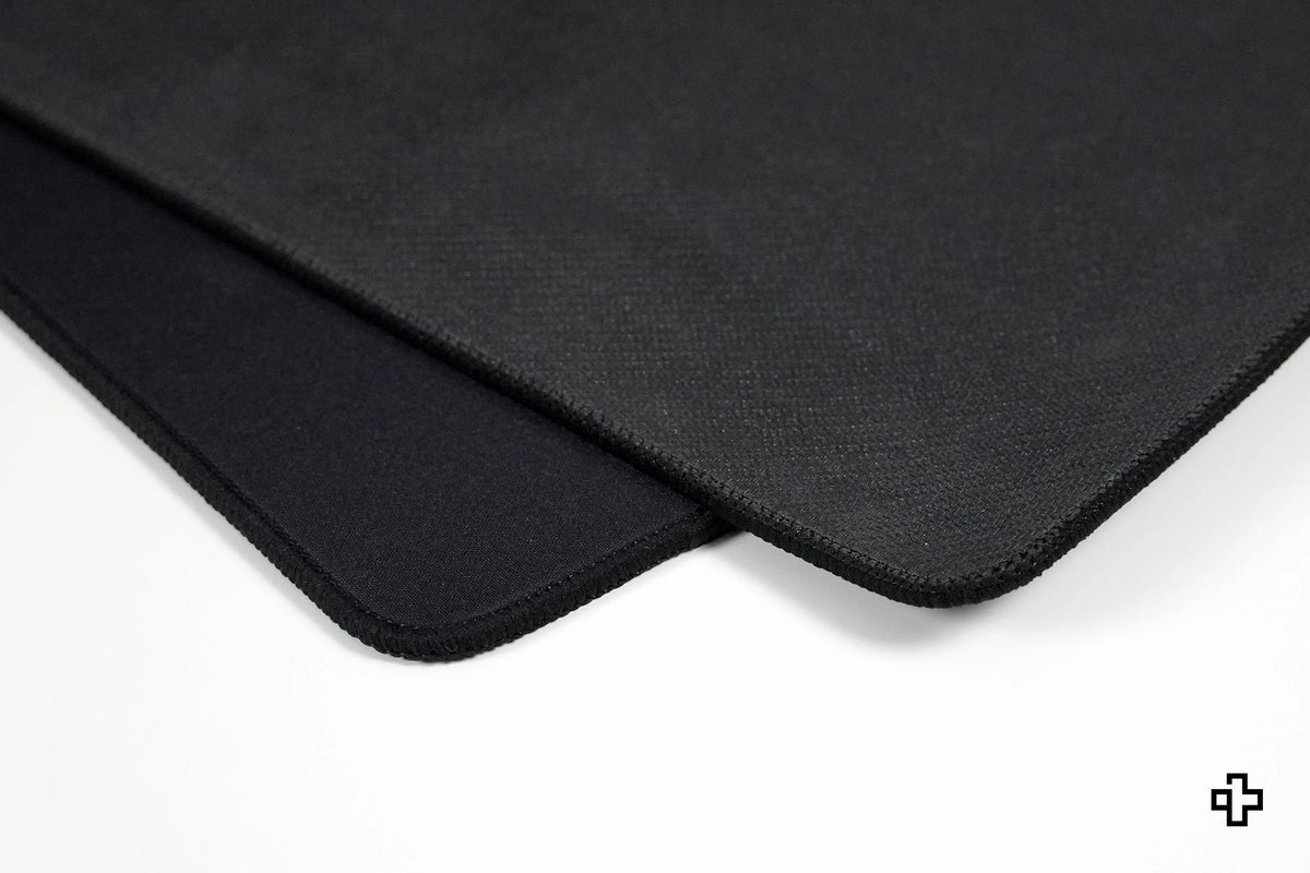 QwertyKey Black Cat gamer asztali egérpad, vízálló, varrott szélek, 4 mm, csúszásmentes gumitalp