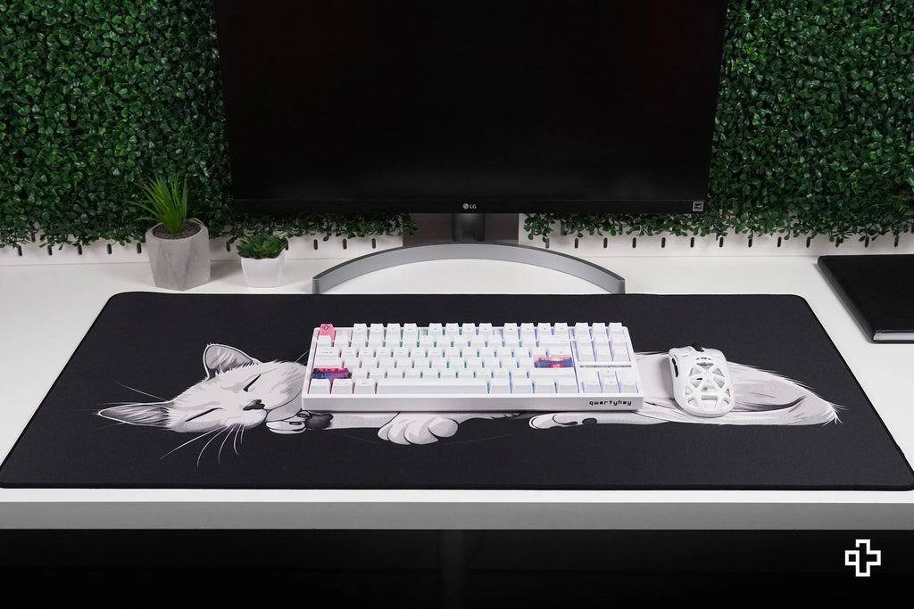 QwertyKey Black Cat gamer asztali egérpad, vízálló, varrott szélek, 4 mm, csúszásmentes gumitalp