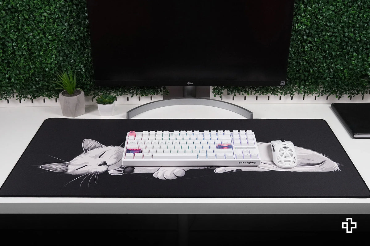 QwertyKey Black Cat gamer asztali egérpad, vízálló, varrott szélek, 4 mm, csúszásmentes gumitalp