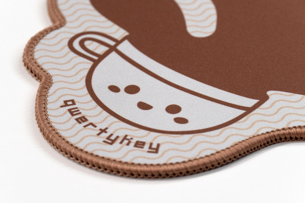 QwertyKey Coffee gamer asztali egérpad, vízálló, varrott szélek, 4 mm, csúszásmentes gumitalp