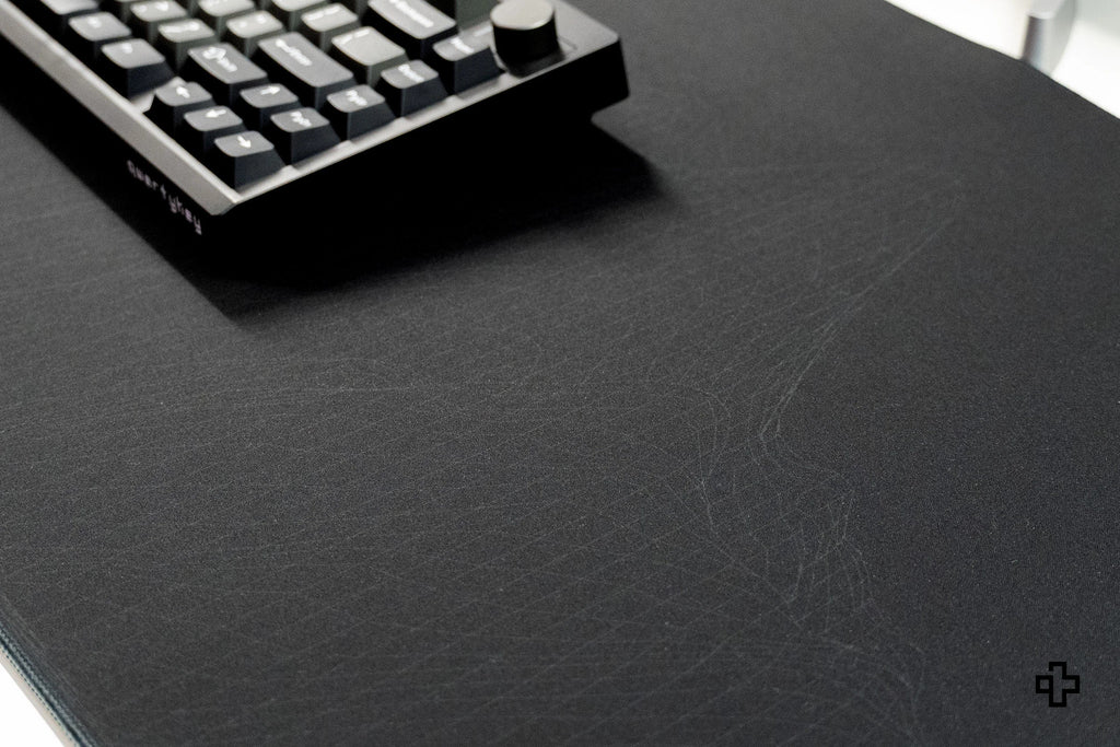 QwertyKey Flow Dark gamer asztali egérpad, vízálló, varrott szélek, 4 mm, csúszásmentes gumitalp