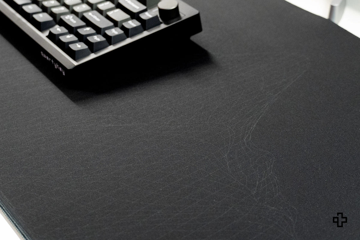 QwertyKey Flow Dark gamer asztali egérpad, vízálló, varrott szélek, 4 mm, csúszásmentes gumitalp