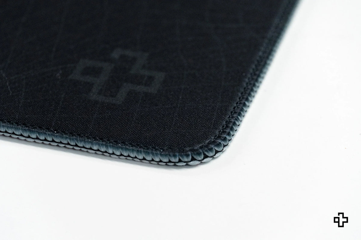 QwertyKey Flow Dark gamer asztali egérpad, vízálló, varrott szélek, 4 mm, csúszásmentes gumitalp