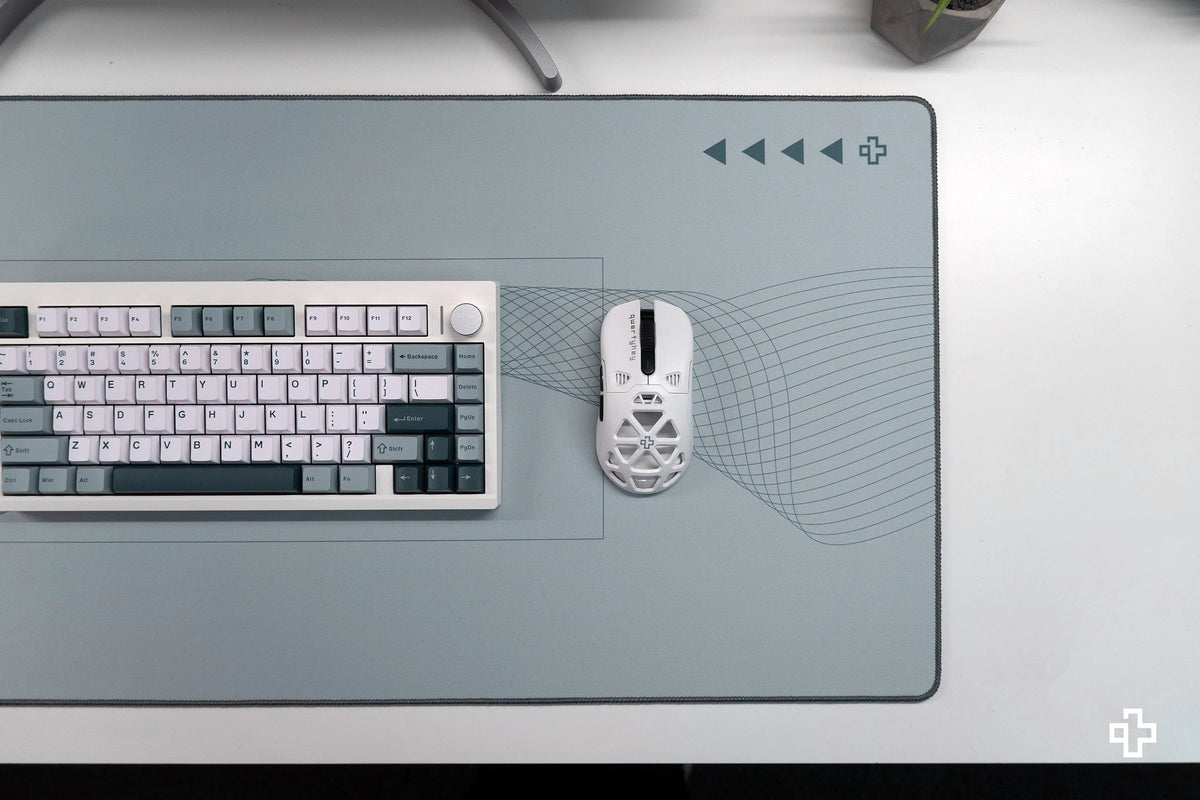 QwertyKey Flow Light gamer asztali egérpad, vízálló, varrott szélek, 4 mm, csúszásmentes gumitalp