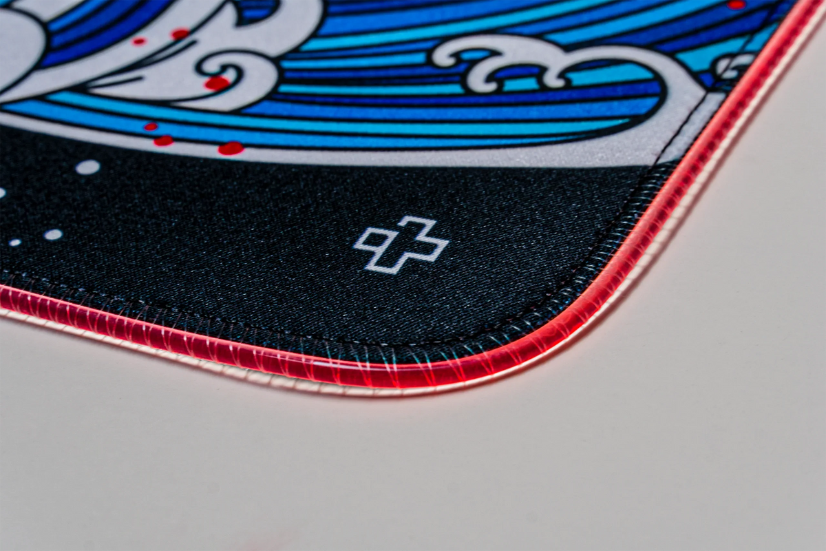 QwertyKey JapanWave RGB gamer asztali egérpad, vízálló, varrott szélek, 4 mm, csúszásmentes gumitalp
