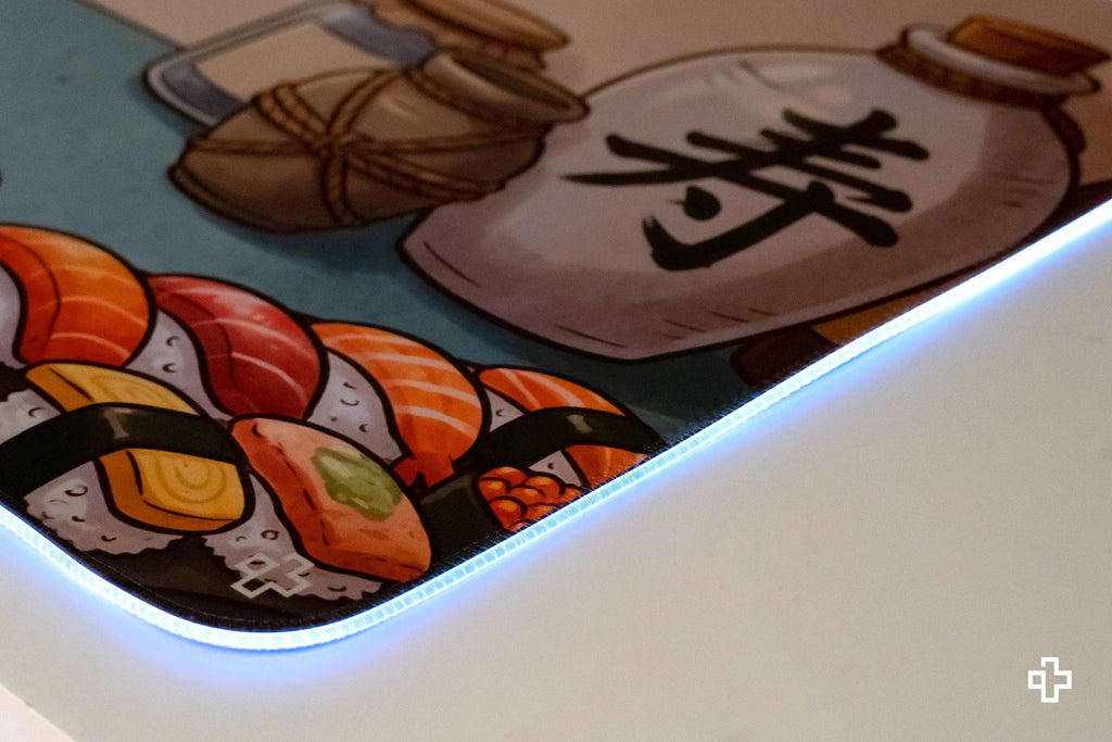 QwertyKey Lucky Neko Ramen RGB gamer asztali egérpad, vízálló, varrott szélek, 4 mm, csúszásmentes gumitalp