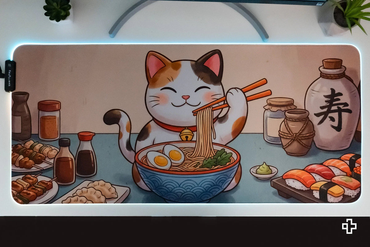 QwertyKey Lucky Neko Ramen RGB gamer asztali egérpad, vízálló, varrott szélek, 4 mm, csúszásmentes gumitalp