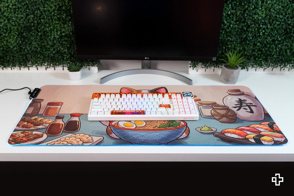 QwertyKey Lucky Neko Ramen RGB gamer asztali egérpad, vízálló, varrott szélek, 4 mm, csúszásmentes gumitalp