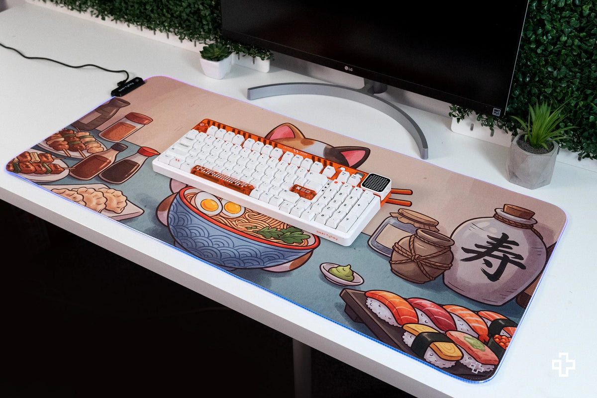 QwertyKey Lucky Neko Ramen RGB gamer asztali egérpad, vízálló, varrott szélek, 4 mm, csúszásmentes gumitalp