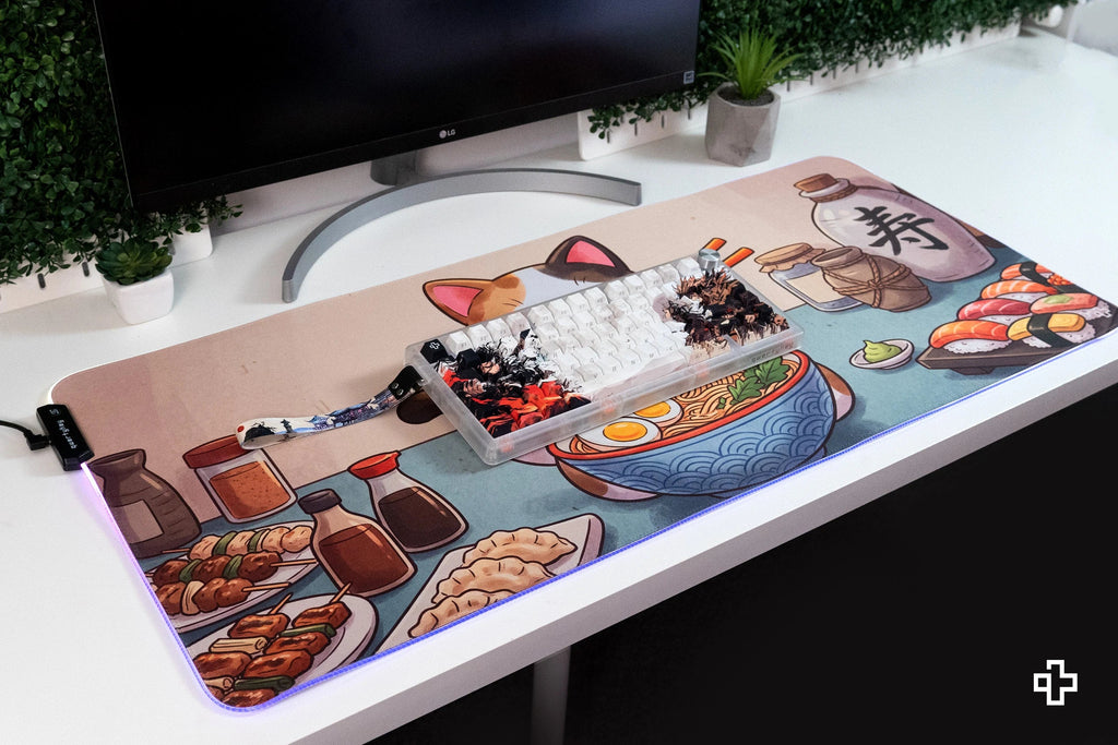 QwertyKey Lucky Neko Ramen RGB gamer asztali egérpad, vízálló, varrott szélek, 4 mm, csúszásmentes gumitalp