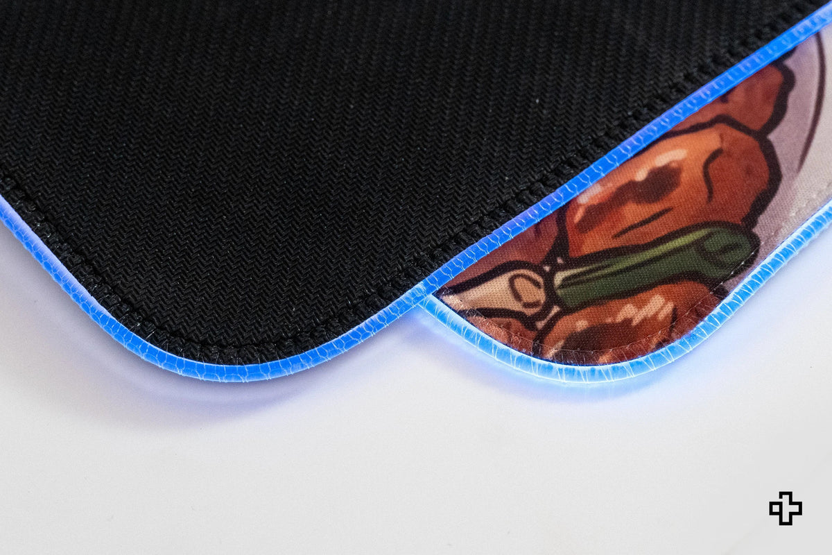 QwertyKey Lucky Neko Ramen RGB gamer asztali egérpad, vízálló, varrott szélek, 4 mm, csúszásmentes gumitalp