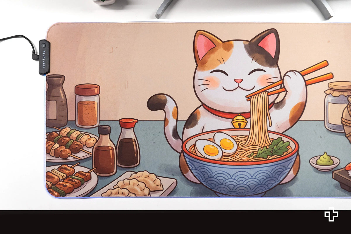 QwertyKey Lucky Neko Ramen RGB gamer asztali egérpad, vízálló, varrott szélek, 4 mm, csúszásmentes gumitalp