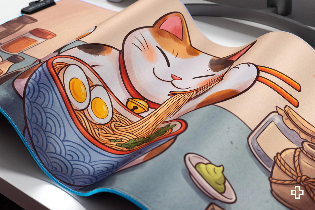 QwertyKey Lucky Neko Ramen RGB gamer asztali egérpad, vízálló, varrott szélek, 4 mm, csúszásmentes gumitalp