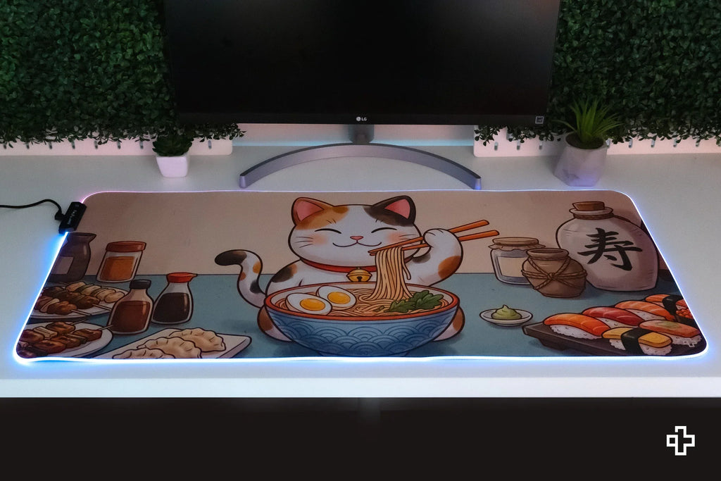 QwertyKey Lucky Neko Ramen RGB gamer asztali egérpad, vízálló, varrott szélek, 4 mm, csúszásmentes gumitalp