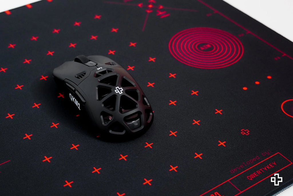 QwertyKey QKM1 gamer asztali egérpad, vízálló, varrott szélek, 4 mm, csúszásmentes gumitalp