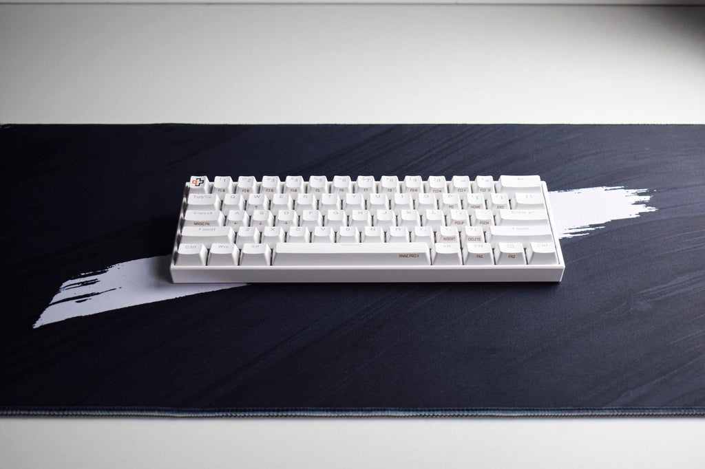 QwertyKey fekete gamer asztali egérpad, vízálló, varrott szélek, 4 mm, csúszásmentes gumitalp