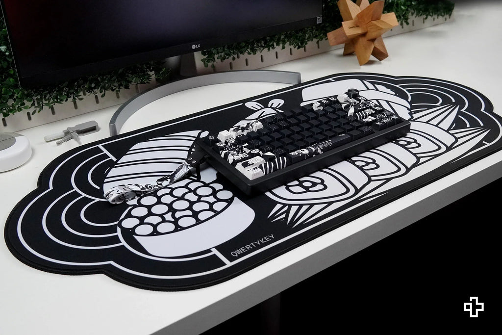 QwertyKey MOMO gamer asztali egérpad, vízálló, varrott szélek, 4 mm, csúszásmentes gumitalp