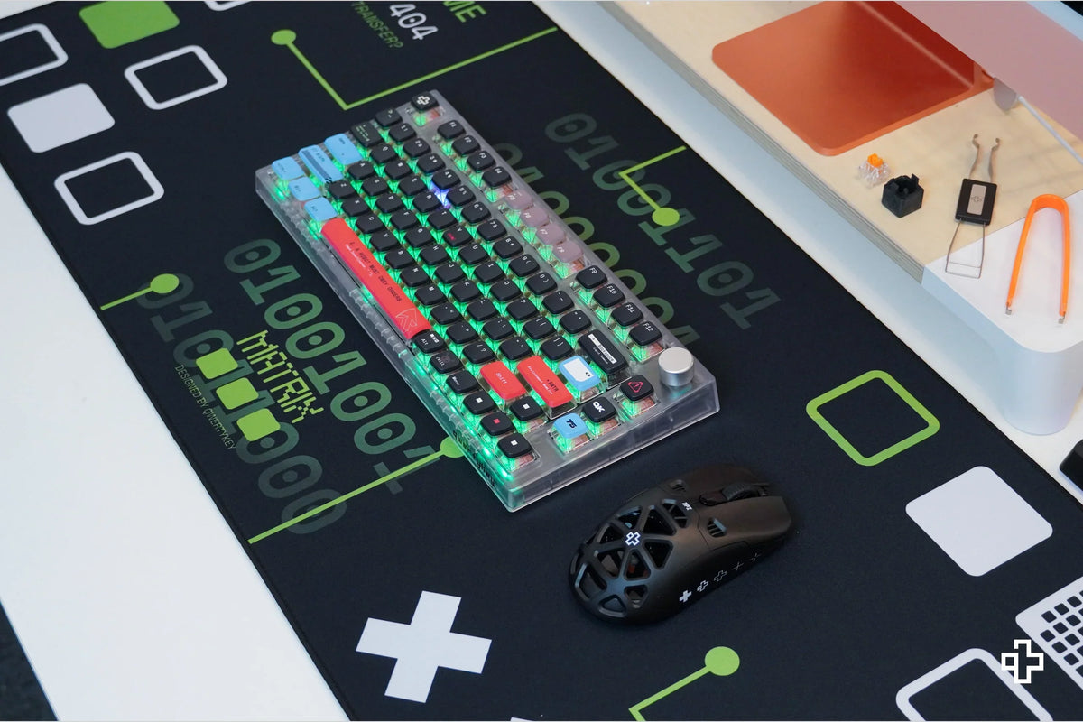 QwertyKey Matrix gamer asztali egérpad, vízálló, varrott szélek, 4 mm, csúszásmentes gumitalp