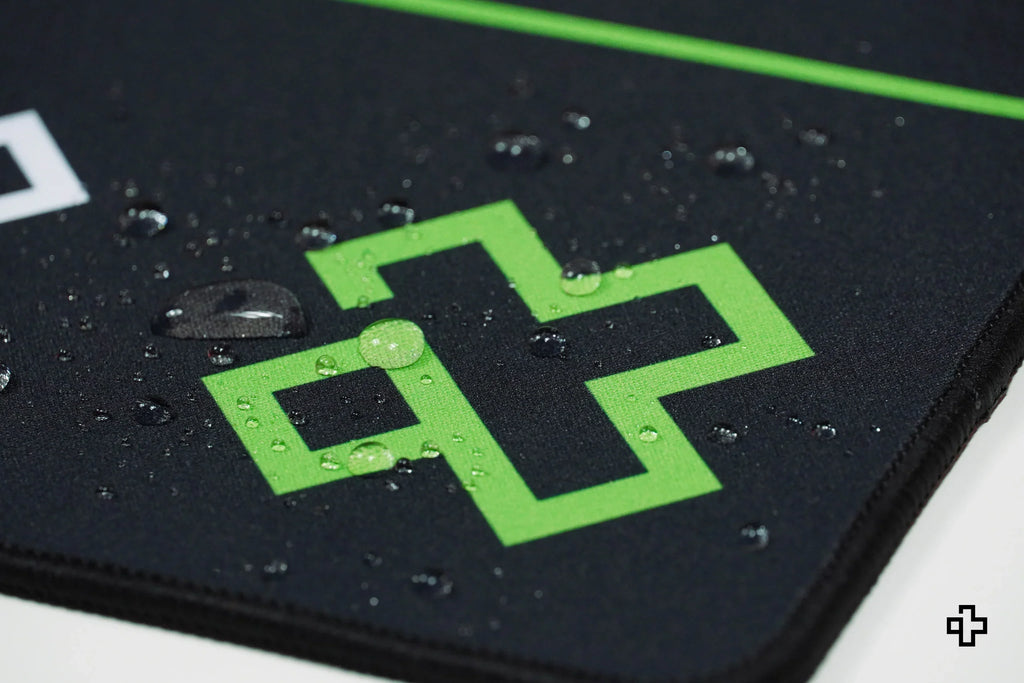 QwertyKey Matrix gamer asztali egérpad, vízálló, varrott szélek, 4 mm, csúszásmentes gumitalp