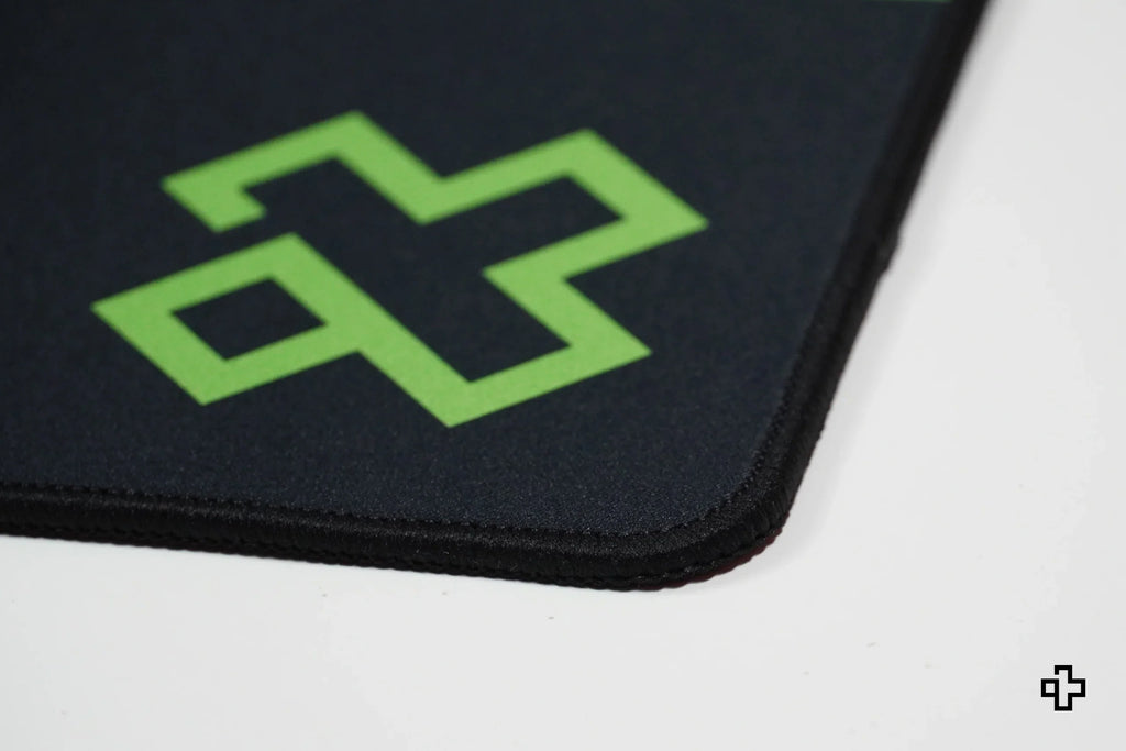 QwertyKey Matrix gamer asztali egérpad, vízálló, varrott szélek, 4 mm, csúszásmentes gumitalp