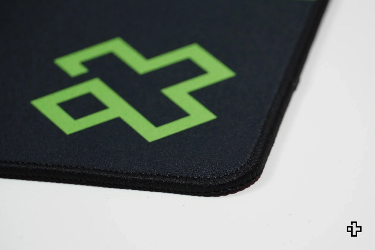 QwertyKey Matrix gamer asztali egérpad, vízálló, varrott szélek, 4 mm, csúszásmentes gumitalp
