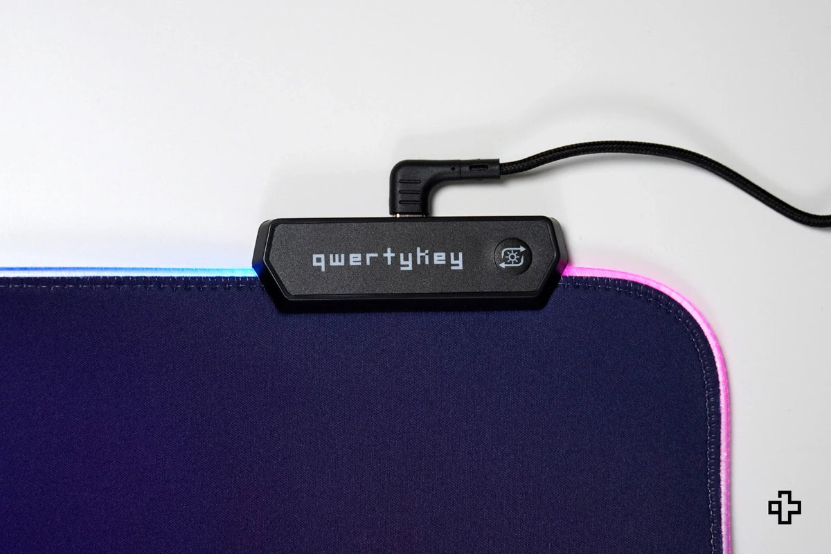 QwertyKey CyberWave V2 RGB gamer asztali egérpad, vízálló, varrott szélek, 4 mm, csúszásmentes gumitalp