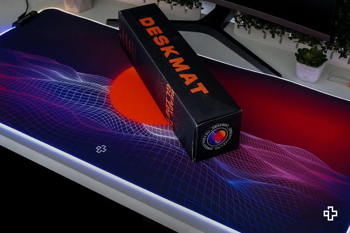 QwertyKey CyberWave V2 RGB gamer asztali egérpad, vízálló, varrott szélek, 4 mm, csúszásmentes gumitalp