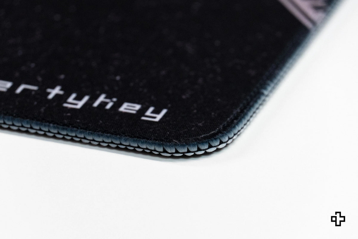 QwertyKey Shadow gamer asztali egérpad, vízálló, varrott szélek, 4 mm, csúszásmentes gumitalp