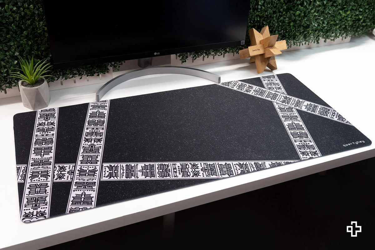 QwertyKey Shadow gamer asztali egérpad, vízálló, varrott szélek, 4 mm, csúszásmentes gumitalp