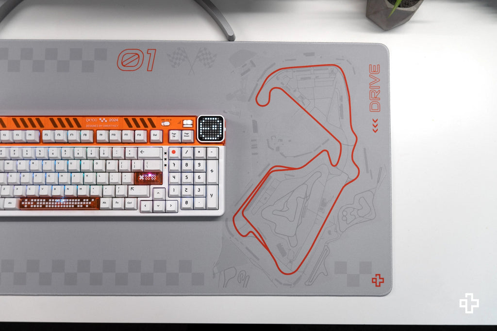 QwertyKey Formula Silver Circuit gamer asztali egérpad, vízálló, varrott szélek, 4 mm, csúszásmentes gumitalp