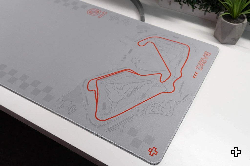 QwertyKey Formula Silver Circuit gamer asztali egérpad, vízálló, varrott szélek, 4 mm, csúszásmentes gumitalp